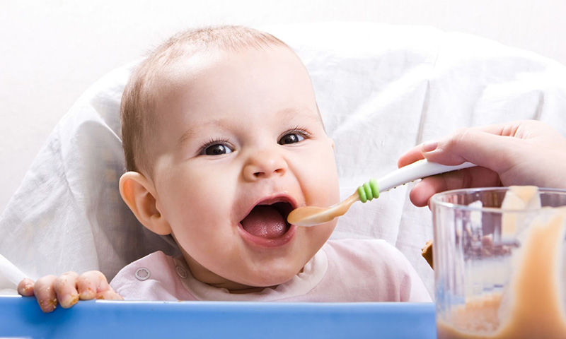 تغذية الطفل حسب عمره- 10 نصائح ضرورية